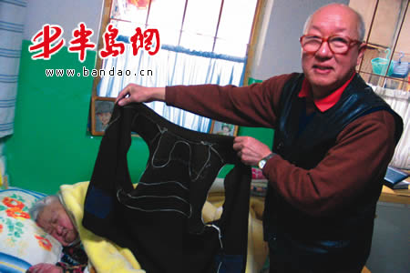 孝子造出奇特取暖工具 九旬老太穿 电暖衣 御寒