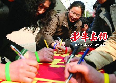 3��21�����磬�����糵��˾��·��200������ʻԱ��չ��΢Ц���ˡ�ǩ����ŵ������˽⣬�ù�˾������·�ί��������ǧ�����ӭ��΢ЦȦ�����ַ���ÿ��˾����Ա�����΢Ц���񣬼���������ŵ