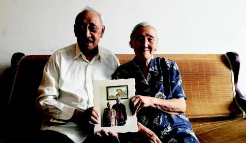 92岁老人和老伴结婚62年没红过脸 透露长寿秘诀