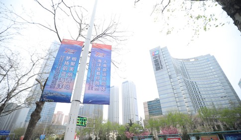 旗帜飘扬!喜迎中国海军70华诞 青岛进入海军时间