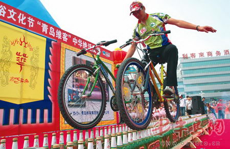 7月 6日,一位选手正在大撒把骑车从 208个啤酒瓶上通过 本报记者 张伟
