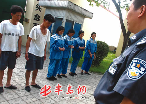 警方在潍坊市寒亭区看守所提审嫌疑人