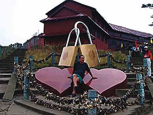 峨眉山金顶也有同心锁