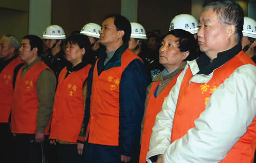 贾安庆(右一)张永民(右二)等在法庭上