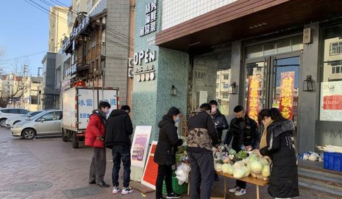 感动！青岛无人摊位义卖蔬菜，现场无一人逃单！利润将悉数捐出抗击疫情